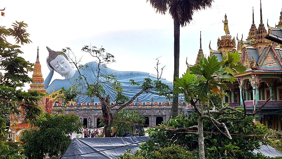 Chùa Som Rong được xây dựng từ năm 1785. Ban đầu chùa được dựng lên bằng tre, gỗ và lợp lá đơn sơ. Sau nhiều lần trùng tu, kiến trúc của chùa Som Rong hiện tại mang đậm nét văn hóa đặc sắc của người dân tộc Khmer. (Ảnh: Minh Thu/Vietnam+)