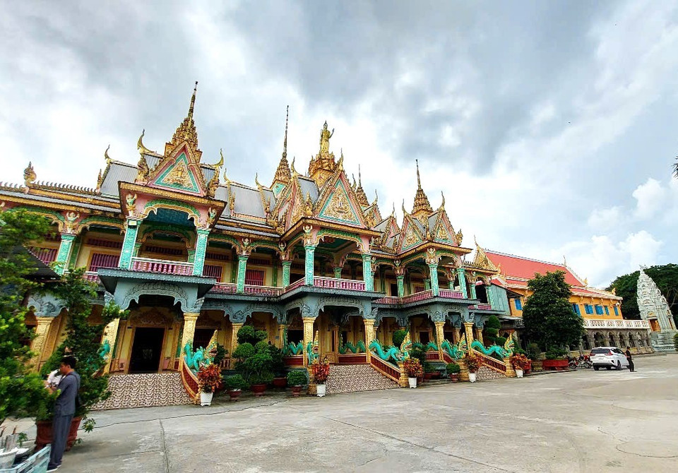 Theo các vị sư kể lại, chùa Som Rong được xây dựng năm 1785, đã trải qua 12 đời trụ trì. Kiến trúc của chùa vừa tinh tế và mang đậm bản sắc văn hóa của đồng bào Khmer. (Ảnh: Minh Thu/Vietnam+)