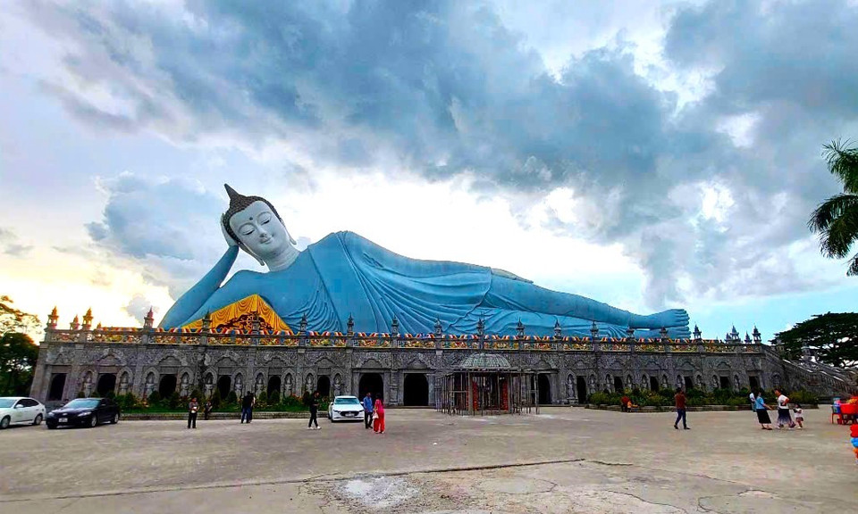 Chùa Bôtum Vong Sa Som Rong (còn gọi là chùa Som Rong hay chùa Phật Nằm) tọa lạc tại đường Tôn Đức Thắng, Phường 5, thành phố Sóc Trăng, không chỉ là nơi sinh hoạt văn hóa tín ngưỡng mà còn là một trong những địa điểm thu hút đông đảo du khách ghé thăm. Chùa nổi tiếng với bức tượng Phật Thích Ca nhập niết bàn ngoài trời, dài 63m, cao 22,5m, đặt trên đài cao khoảng 28m so với mặt đất. (Ảnh: Minh Thu/Vietnam+)