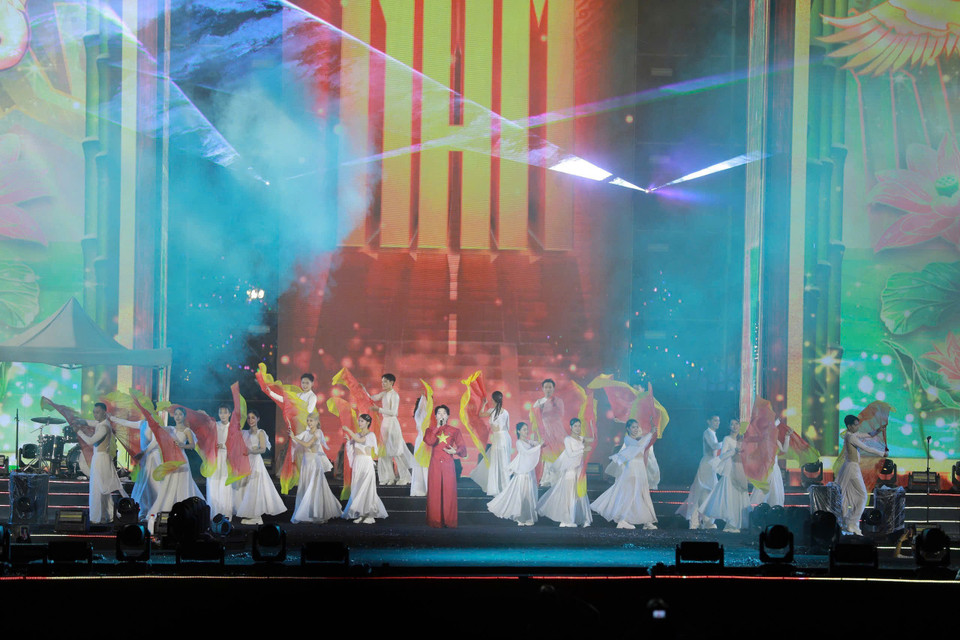 Đức Phúc mang đến màu sắc lắng đọng với các ca khúc "Khát vọng là người Việt Nam," "Do what you want." Phần trình diễn của Đức Phúc như một lời nhắn nhủ về tình yêu gia đình, quê hương – nơi mỗi người tìm thấy sự bình yên để trở về. (Ảnh: CTV/Vietnam+)