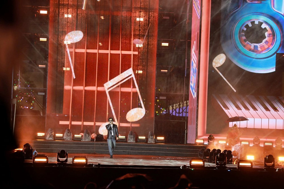 Nhóm Chillies khuấy động khán giả bằng loạt ca khúc được giới trẻ yêu thích như "Đại lộ Mặt trời," "Cứ chill thôi" và "Vùng ký ức." (Ảnh: CTV/Vietnam+)