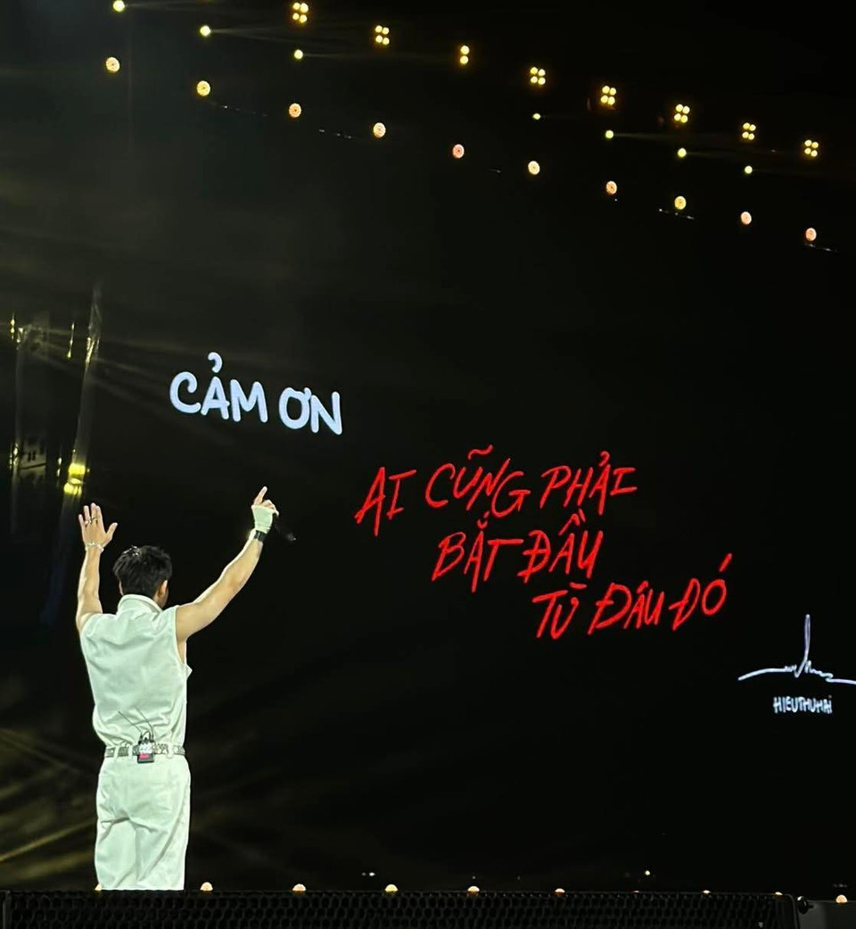 HIEUTHUHAI (tên thật Trần Minh Hiếu) mang tới màu sắc âm nhạc của album “Ai cũng phải bắt đầu từ đâu đó”, nổi bật với hệ màu xanh–đỏ quen thuộc, gợi nhắc dấu ấn trong chặng đường đầu của nam nghệ sỹ cùng cộng đồng người yêu mến mình. (Ảnh: CTV/Vietnam+)