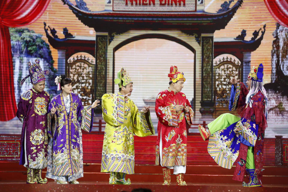 Điểm đáng chờ đợi nhất của "Táo quân 2025" là sự trở lại của hàng loạt gương mặt nghệ sỹ trong suốt hơn 20 năm qua đã gắn bó và làm nên thương hiệu ‘Gặp nhau cuối năm’ như Nghệ sỹ Nhân dân Quốc Khánh, Nghệ sỹ Ưu tú Chí Trung, Nghệ sỹ Ưu tú Quang Thắng, Nghệ sỹ Nhân dân Tự Long, nghệ sỹ Vân Dung. (Ảnh: CTV/Vietnam+)