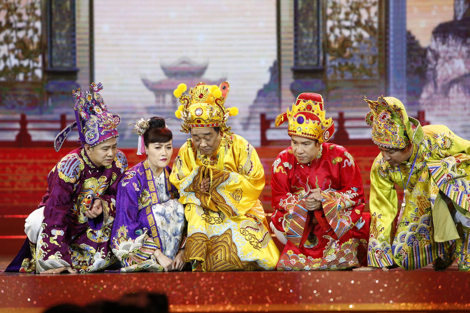 Tất cả đều chuẩn bị rất kỹ lưỡng cho màn báo cáo nhằm thể hiện khả năng trước Ngọc Hoàng, qua đó ổn định được vị trí. Thế nhưng, lên đến nơi, các Táo mới ‘ngã ngửa’ khi Ngọc Hoàng đưa ra một loạt thay đổi bất ngờ khiến các Táo trở tay không kịp. (Ảnh: CTV/Vietnam+)