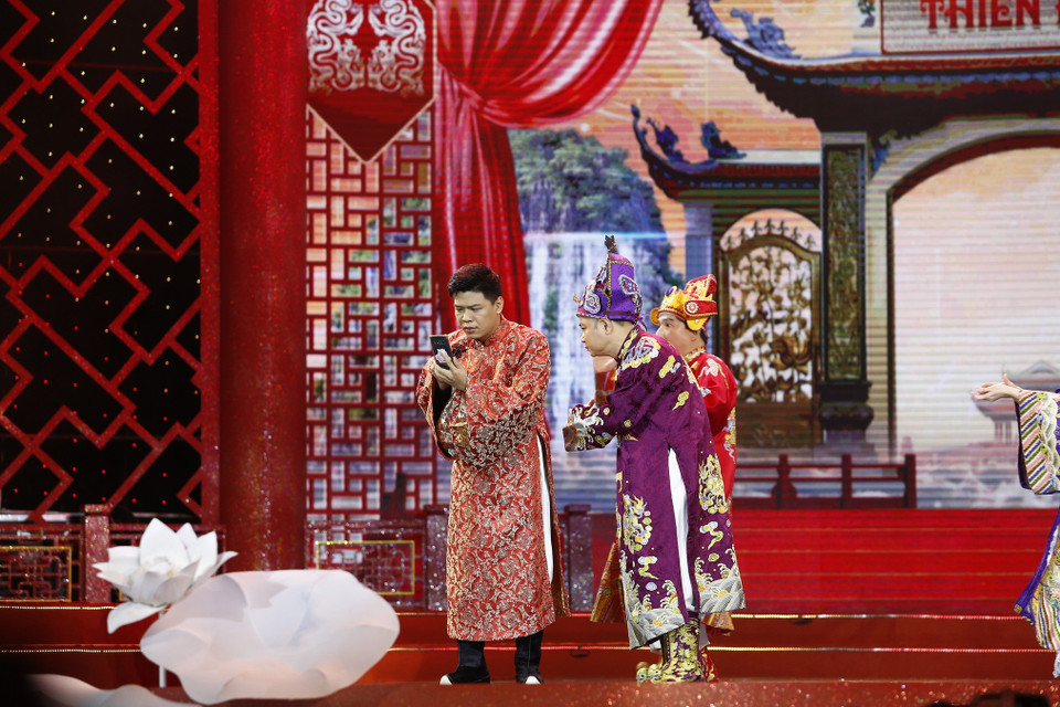 Ngoài những nghệ sỹ gạo cội, ‘Gặp nhau cuối năm’ cũng quy tụ nhiều gương mặt quen thuộc được yêu thích khác như Duy Nam, Trung Ruồi, Nghệ sỹ Ưu tú Thái Sơn, Thanh Hương, Anh Đức, Anh Thơ, Mạnh Dũng, Nghệ sỹ Ưu tú Tiến Minh, Thái Dương… (Ảnh: CTV/Vietnam+)