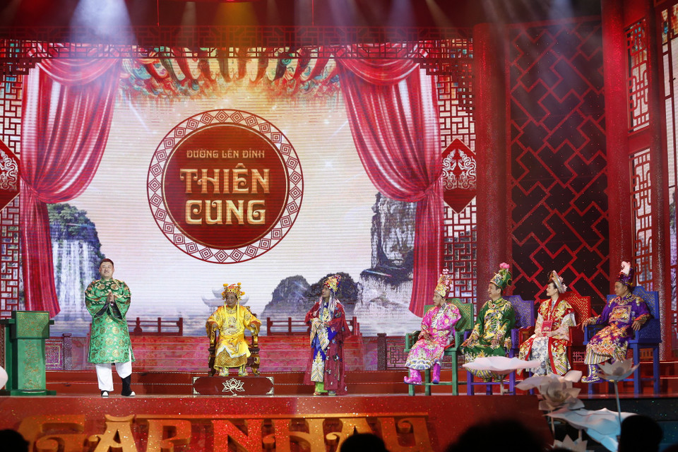 Năm nay, các Táo quân lên chầu với tâm lý khá lo lắng vì chủ trương sáp nhập, tinh gọn bộ máy của Thiên đình. Ai cũng băn khoăn không biết còn giữ được ‘chức Táo’ không hay sẽ bị ‘xoá tên’, ‘sáp nhập’ với Táo khác. (Ảnh: CTV/Vietnam+)