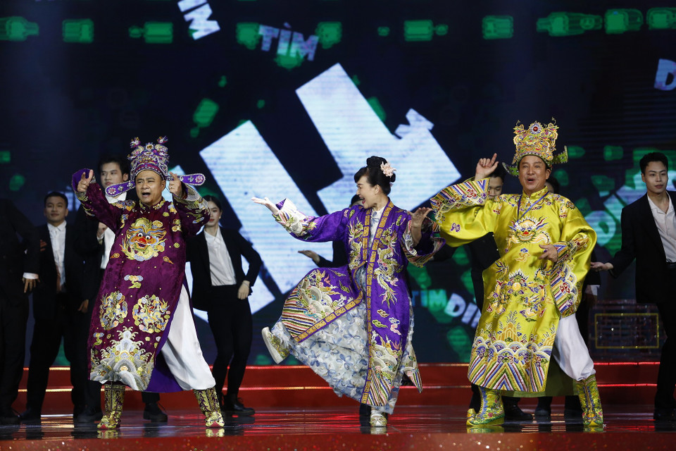 Khán giả sẽ được thưởng thức những màn tung hướng nhịp nhàng của bộ đôi Kinh tế-Y tế, sự già đời, khôn khéo của Táo Giao thông hay sự biến báo linh hoạt qua những lời ca tiếng hát của Táo Xã hội. (Ảnh: CTV/Vietnam+)