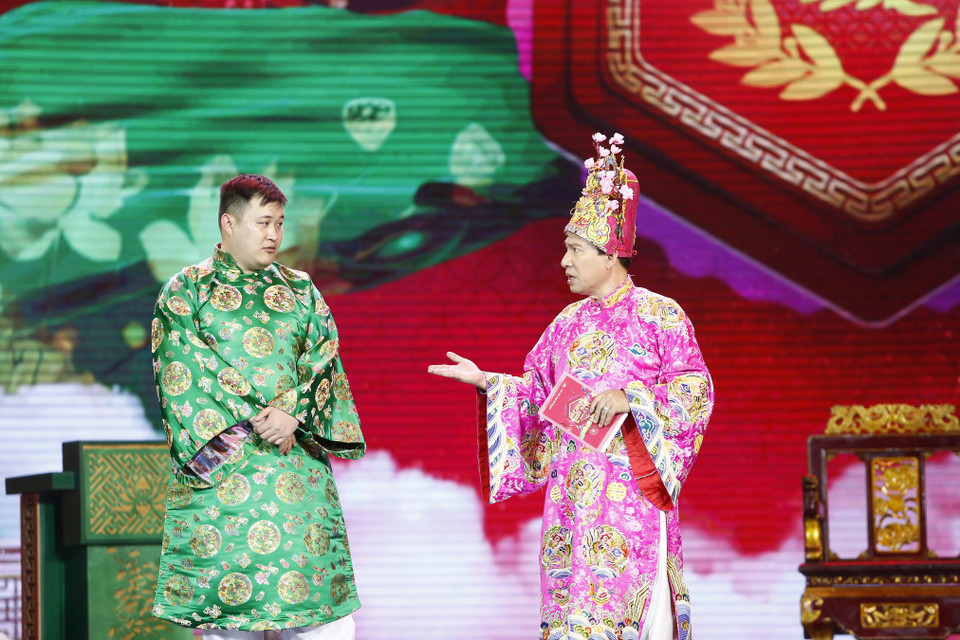 "Táo quân 2025" vẫn giữ được những điểm mạnh vốn là thương hiệu đặc trưng của chương trình như những bài hát chế đa dạng về thể loại âm nhạc, những nét châm biếm, đả kích, đằng sau tiếng cười là biết bao điều đáng để suy ngẫm. (Ảnh: CTV/Vietnam+)