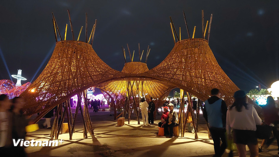 Một điểm nhấn của Lễ hội là không gian “Tech World Taiwan Pavilion” từng gây ấn tượng tại Triển lãm Thế giới Osaka, nay được giới thiệu trọn vẹn tại Gia Nghĩa. Du khách có cơ hội chiêm ngưỡng những ý tưởng nghệ thuật và công nghệ đẳng cấp quốc tế. (Ảnh: Minh Thu/Vietnam+)