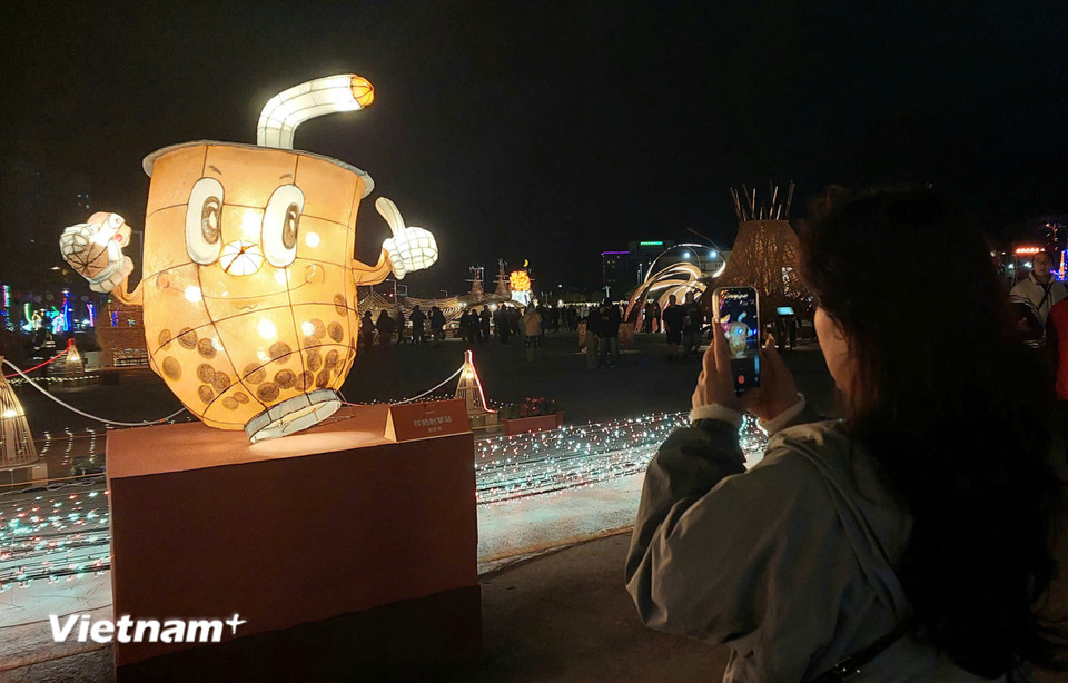 Khách tham quan có thể tương tác với ánh sáng trong không gian đậm chất văn hóa Đài Loan (Trung Quốc). (Ảnh: Minh Thu/Vietnam+)