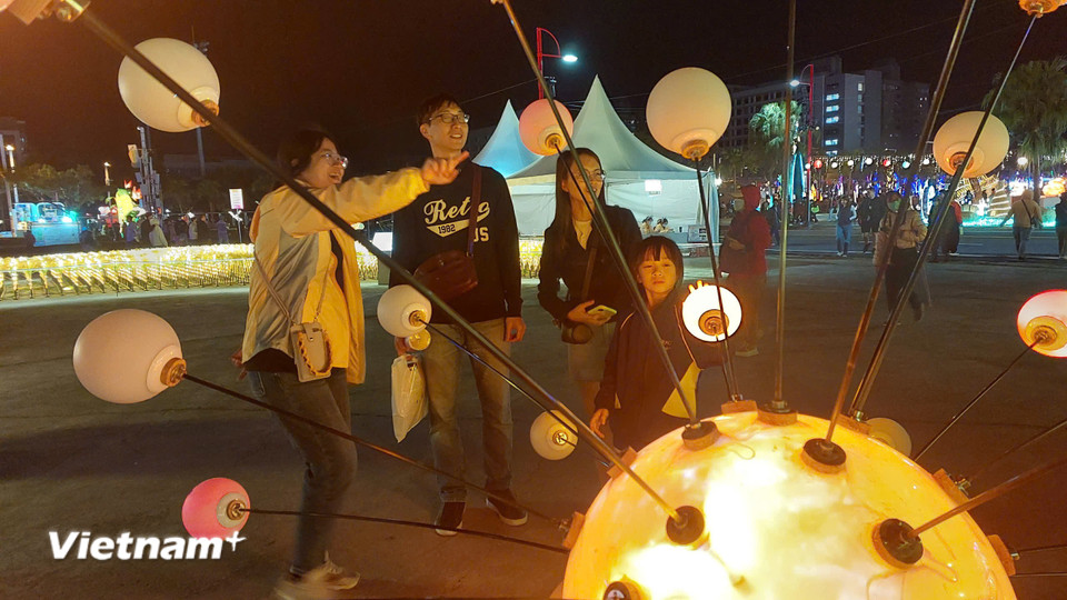 Không chỉ là nơi trưng bày các tác phẩm, Lễ hội Đèn lồng ứng dụng công nghệ sắp đặt, trình diễn ánh sáng. Những quả cầu nhỏ sẽ sáng lên khi có người chạm tay vào. (Ảnh: Minh Thu/Vietnam+)