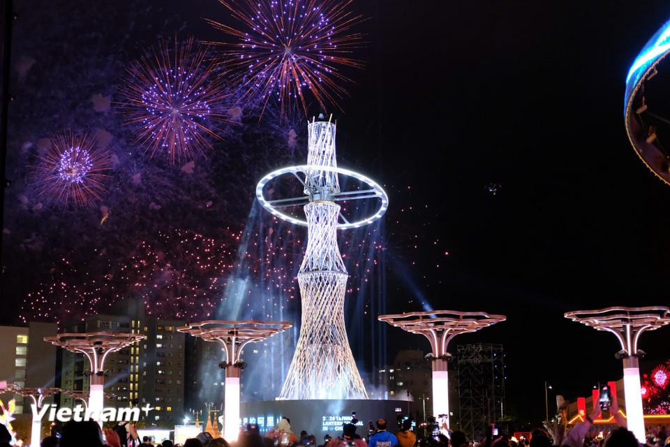 Cụm đèn chính lấy cảm hứng từ thần mộc (cây thần) và núi A Lý Sơn của Gia Nghĩa, sử dụng vật liệu thân thiện với môi trường. Một đèn chính, hai đèn phụ cùng 22 cụm đèn theo chủ đề tạo nên hiệu ứng thị giác sống động. (Ảnh: Minh Thu/Vietnam+)