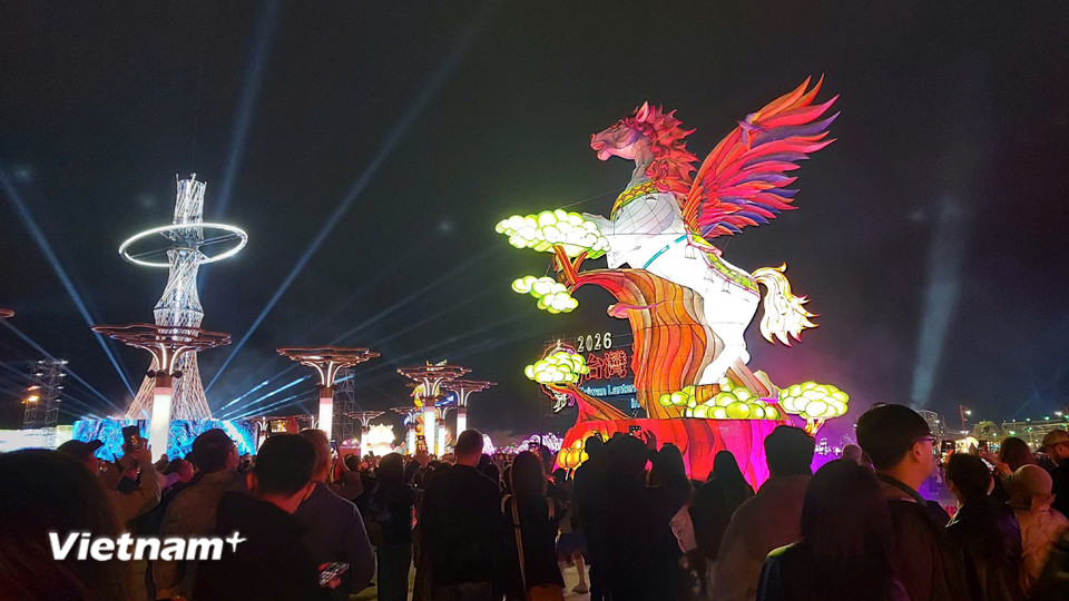 Linh vật Ngựa xuất hiện ở vị trí trung tâm lễ hội. (Ảnh: Minh Thu/Vietnam+)
