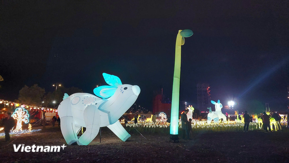 Những điều này được thể hiện rõ hơn qua ba nội dung chính: Tôn vinh vẻ đẹp của núi rừng, gìn giữ chiều sâu văn hóa và hướng tới một tương lai đổi mới. (Ảnh: Minh Thu/Vietnam+)