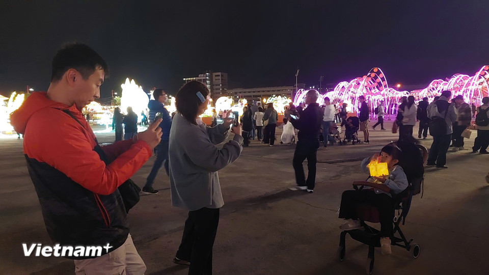Kéo dài đến ngày 15/3, Lễ hội Đèn lồng Đài Loan tại Gia Nghĩa là điểm đến của nhiều du khách. (Ảnh: Minh Thu/Vietnam+)