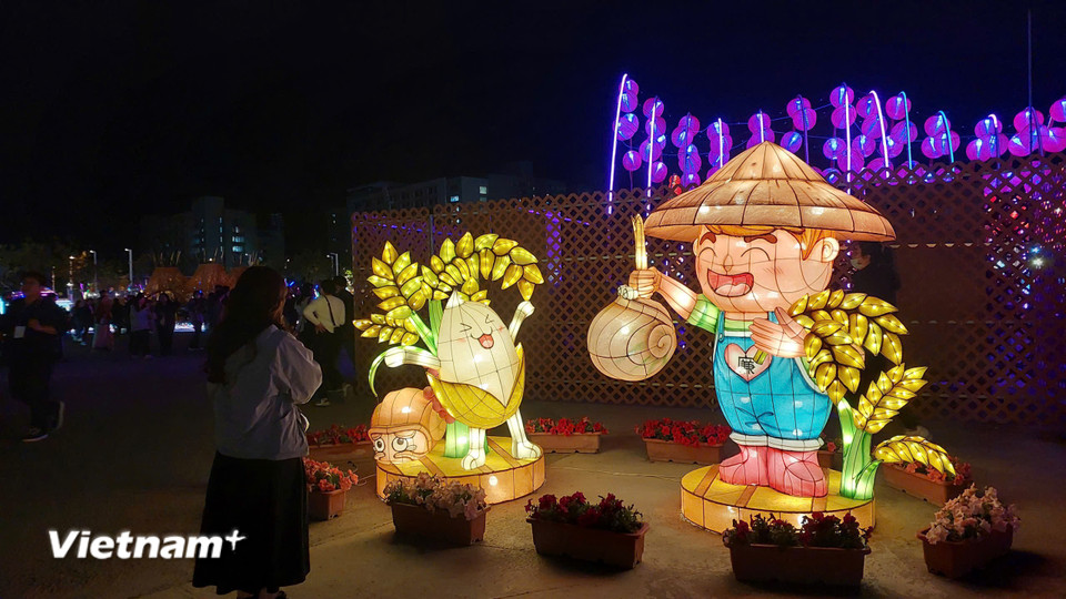 Những cụm đèn lấy cảm hứng từ cảnh quan, cội nguồn văn hóa và quá trình chuyển đổi công nghiệp của địa phương. (Ảnh: Minh Thu/Vietnam+)