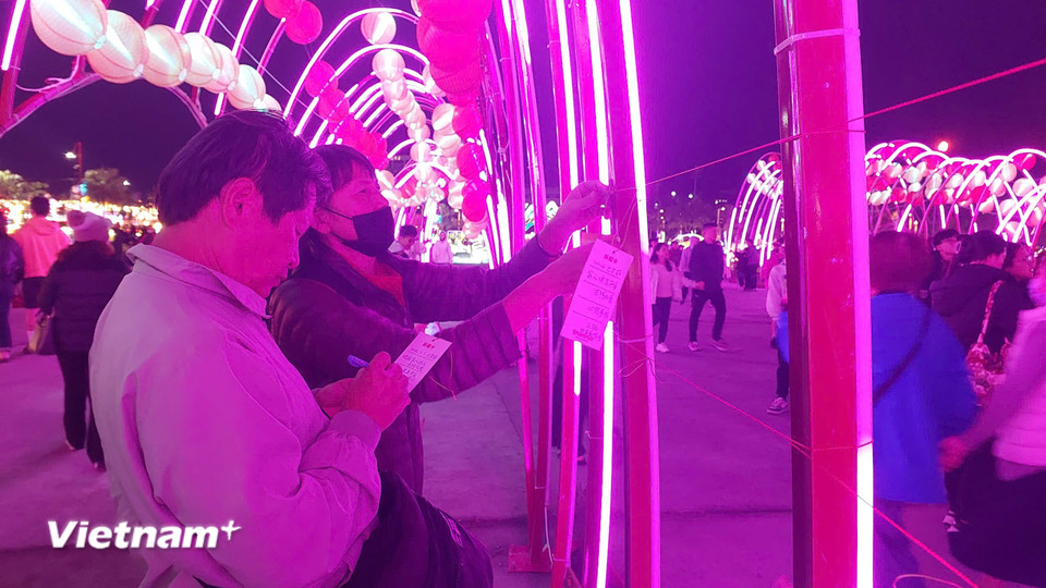 Khách tham quan có thể viết ra những điều mong ước trong năm mới. (Ảnh: Minh Thu/Vietnam+)