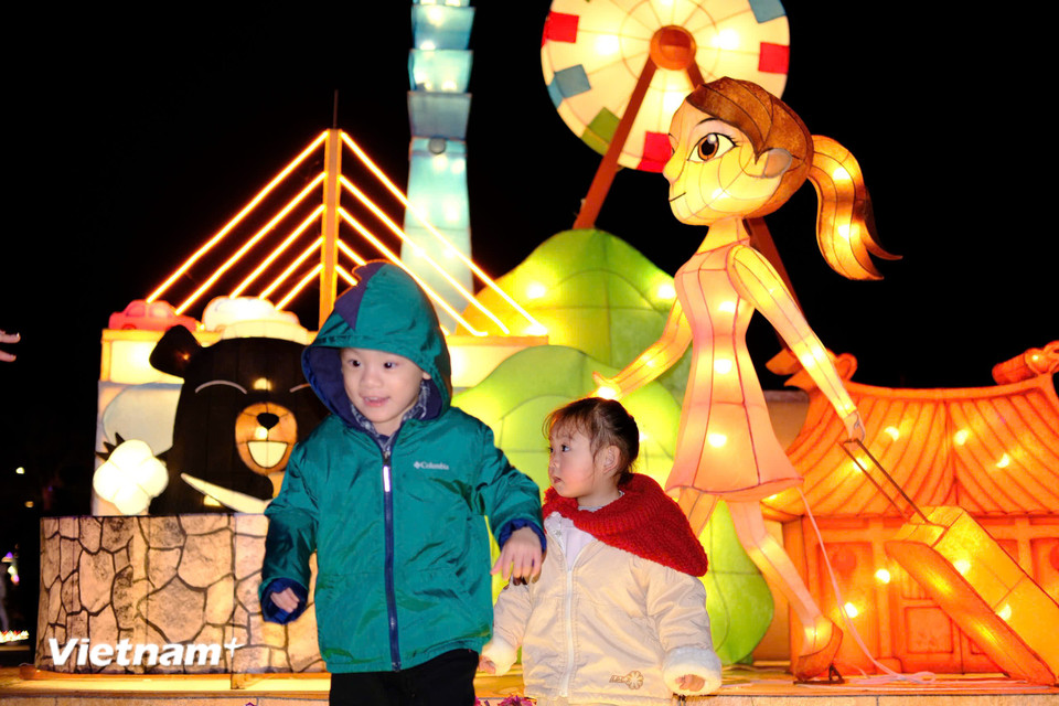 Trẻ em háo hức vui chơi trong không gian tràn ngập sắc màu. (Ảnh: Minh Thu/Vietnam+)