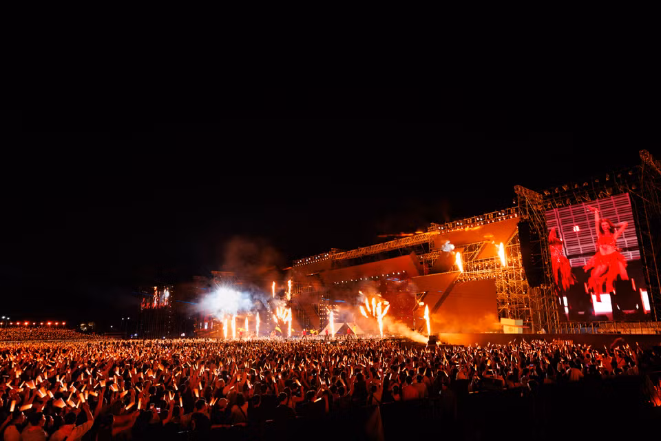 “Chị đẹp Concert” mang tới các màn trình diễn có sự kết hợp của 48 chị đẹp. Hàng nghìn khán giả đã đổ về địa điểm tổ chức từ sớm để tham gia các hoạt động bên lề concert, cổ vũ thần tượng của mình. (Ảnh: CTV/Vietnam+)
