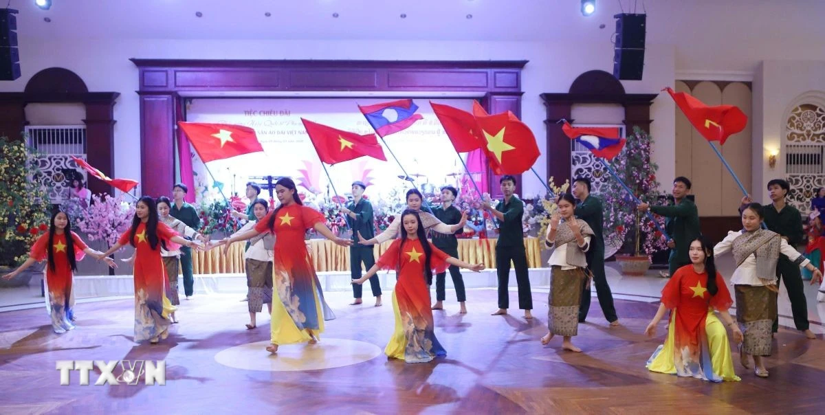 Lan tỏa văn hóa Việt tại Lào qua tà áo dài truyền thống