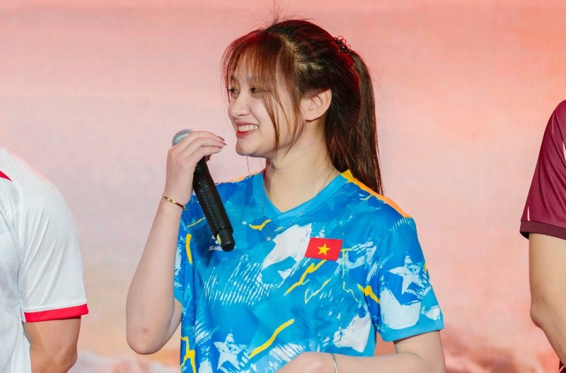 Hot girl U20 Việt Nam bị "truy lùng" danh tính khi đứng kế Hoàng Đức - Văn Thanh