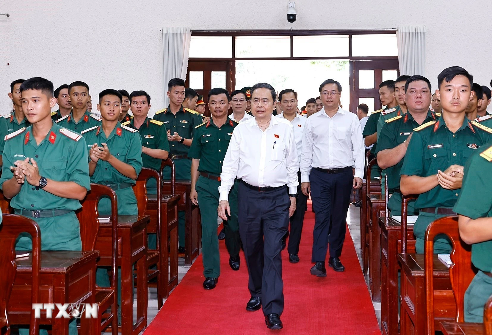 Chủ tịch Quốc hội Vương Đình Huệ thăm và làm việc với Sư đoàn 9