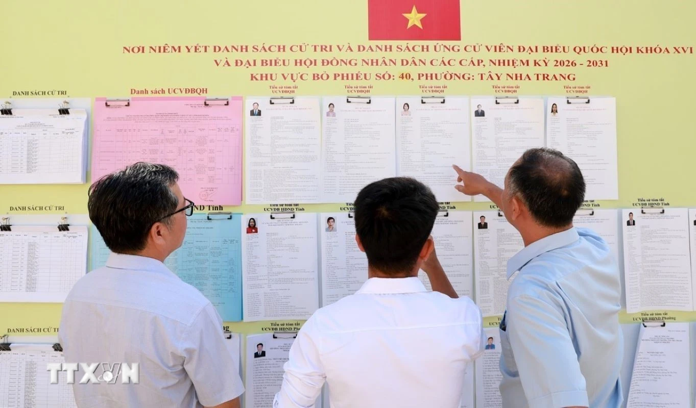 Cử Tri Sôi Nổi Tiếp Xúc Ứng Cử Viên Trước Ngày Bầu Cử Quốc Hội Khóa XVI
