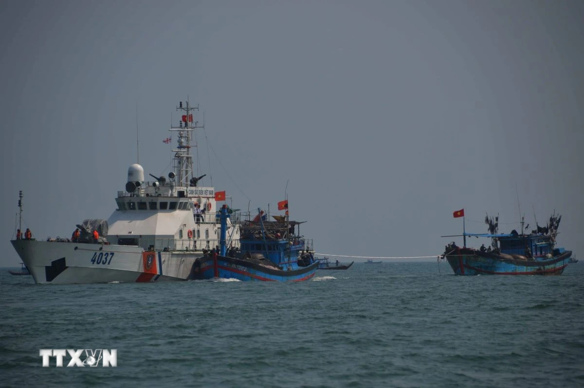 Lực lượng chức năng cứu nạn kịp thời 34 ngư dân trên vùng biển ngoài khơi Khánh Hòa