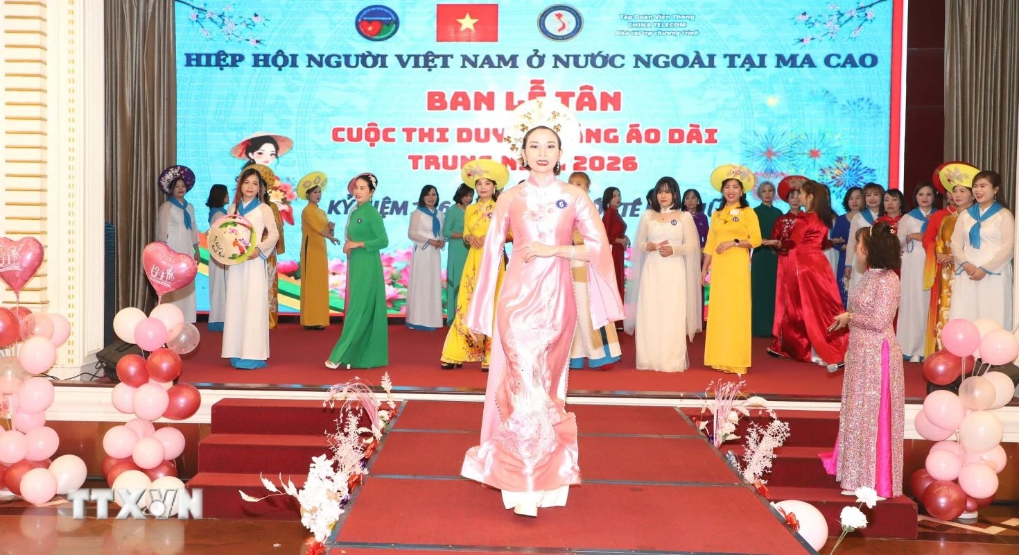 Ngày Quốc tế Phụ nữ: 83 phụ nữ duyên dáng trong tà áo dài Việt tại Macau