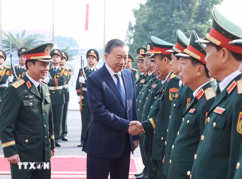 Cán bộ, chỉ huy Bộ Tư lệnh Quân khu 2 đón Tổng Bí thư, Chủ tịch nước Tô Lâm đến dự lễ kỷ niệm. (Ảnh: Thống Nhất/TTXVN)