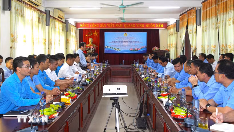 Quang cảnh trao đổi kinh nghiệm hoạt động công đoàn tại Công đoàn cơ sở Bệnh viện Đa khoa tỉnh Điện Biên. (Ảnh: TTXVN phát)