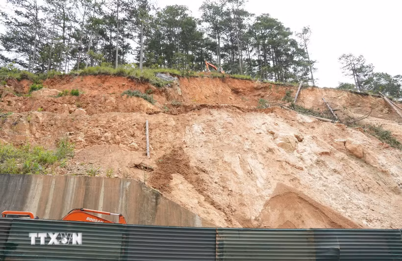 Các phương tiện triển khai hạ mái taluy dương trên đèo Prenn, đoạn từ Km224+900 đến Km225+250 (từ cầu cạn Đatanla hướng lên gần cổng Khu du lịch thác Đatanla). (Ảnh: Nguyễn Dũng/TTXVN)