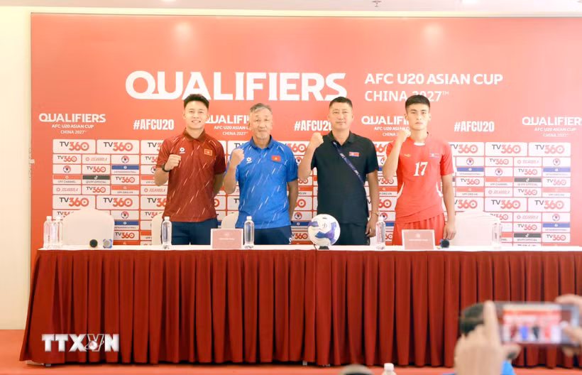 Huấn luyện viên và cầu thủ U20 Việt Nam, U20 Triều Tiên thể hiện quyết tâm trước trận ra quân tại Vòng loại Giải bóng đá U20 châu Á 2027. (Ảnh: Hoàng Hùng/TTXVN)