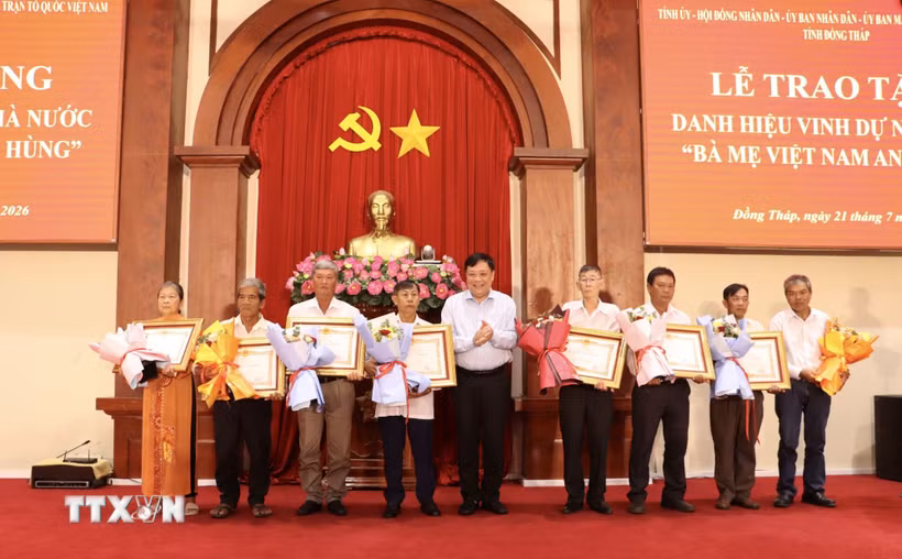 Chủ tịch Ủy ban Nhân dân tỉnh Đồng Tháp Phạm Thành Ngại trao, truy tặng danh hiệu vinh dự Nhà nước “Bà mẹ Việt Nam Anh hùng” cho các cá nhân. (Ảnh: Hồng Nhung/TTXVN)