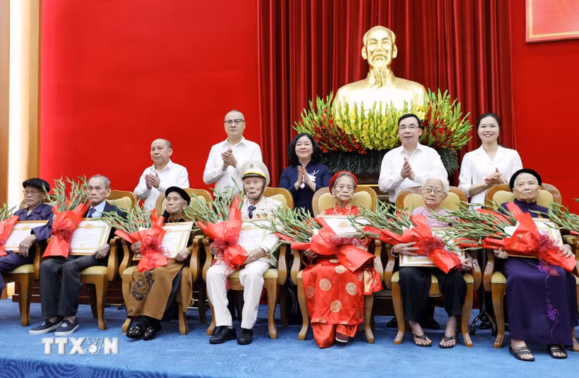 Ủy viên Bộ Chính trị, Bí thư Trung ương Đảng, Chủ tịch Ủy ban Trung ương Mặt trận Tổ quốc Việt Nam Bùi Thị Minh Hoài cùng các đồng chí lãnh đạo Tỉnh ủy, Hội đồng Nhân dân, Ủy ban Nhân dân, Ủy ban Mặt trận Tổ quốc Việt Nam tỉnh Phú Thọ trao tặng Huy hiệu 80 năm tuổi Đảng cho các đảng viên tại buổi lễ. (Ảnh: Tạ Toàn/TTXVN)