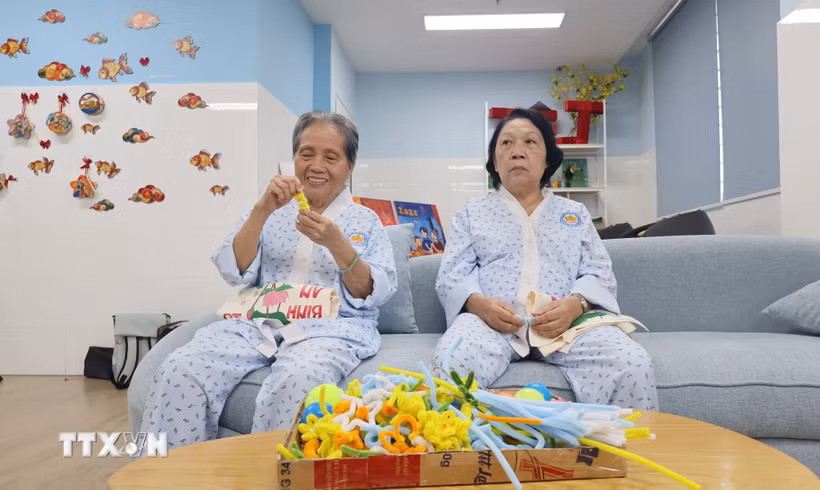 Người cao tuổi tham gia các hoạt động trị liệu, thư giãn tại Bệnh viện Phục hồi chức năng- Điều trị bệnh nghề nghiệp Thành phố Hồ Chí Minh. (Ảnh: Đinh Hằng/TTXVN)