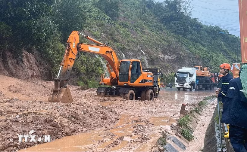 Khắc phục sạt lở đất ở cầu 2 Vân Đồn. (Ảnh: TTXVN phát)
