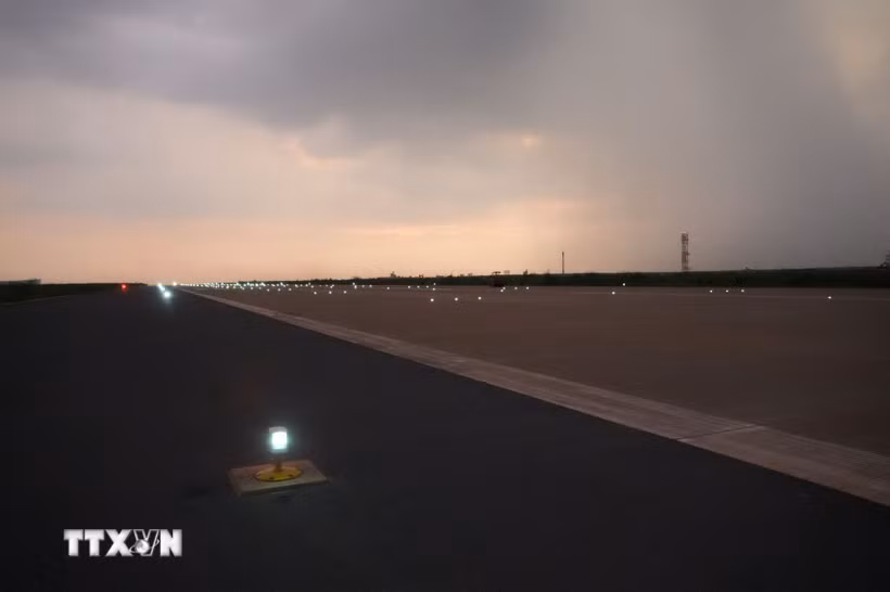 Hệ thống đèn hiệu hàng không và biển báo tại đường cất hạ cánh số 1 sân bay Long Thành chạy thử tối 29/9. (Ảnh: Công Phong/TTXVN)