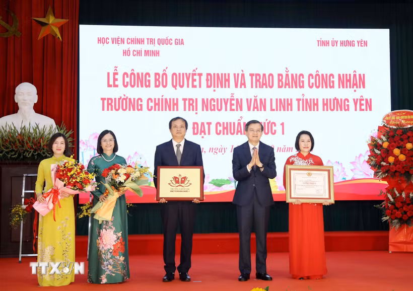 Ủy viên Bộ Chính trị, Giám đốc Học viện Chính trị quốc gia Hồ Chí Minh Đoàn Minh Huấn trao Bằng công nhận Trường Chính trị Nguyễn Văn Linh đạt chuẩn mức 1. (Ảnh: Thế Duyệt/TTXVN)