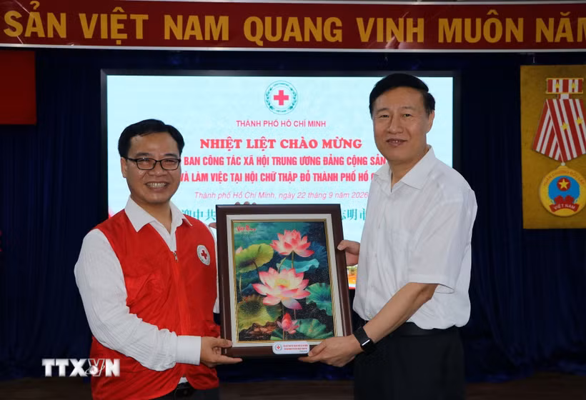 Ông Nguyễn Minh Nhựt, Chủ tịch Hội Chữ thập Đỏ Thành phố Hồ Chí Minh tặng quà lưu niệm ông Zhao Shi Tang, Phó Trưởng ban Ban Công tác xã hội Trung ương Đảng Cộng sản Trung Quốc. (Ảnh: Thanh Vũ/TTXVN)