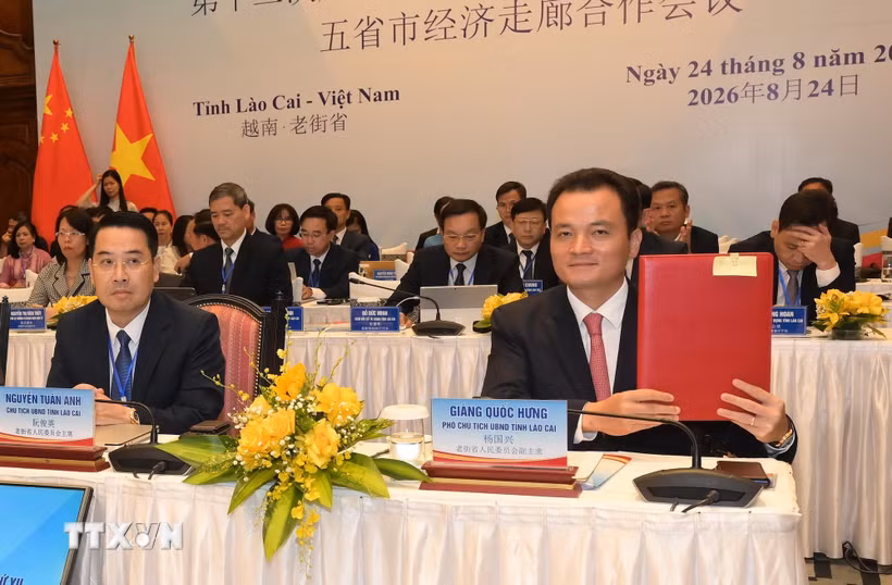 Các địa phương ký kết biên bản hội nghị hợp tác trong giai đoạn tiếp theo. (Ảnh: Hương Thu/TTXVN)