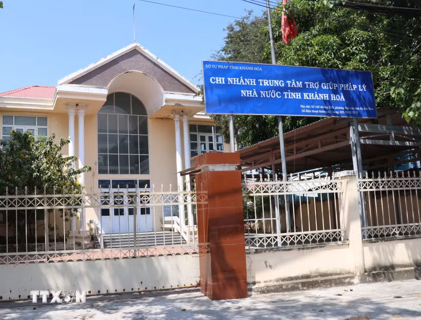 Trụ sở Trung tâm trợ giúp pháp lý (Sở Tư pháp tỉnh Khánh Hòa) tại phường Bảo An vẫn chốt đóng, then cài, không có người bảo vệ. (Ảnh minh họa: Công Thử/TTXVN)