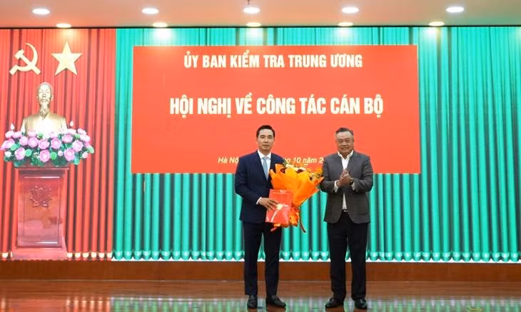 Ông Trần Sỹ Thanh, Ủy viên Bộ Chính trị, Bí thư Trung ương Đảng, Chủ nhiệm Ủy ban Kiểm tra Trung ương trao quyết định và tặng hoa chúc mừng ông Trần Văn Phúc. (Nguồn: Ủy ban Kiểm tra Trung ương)