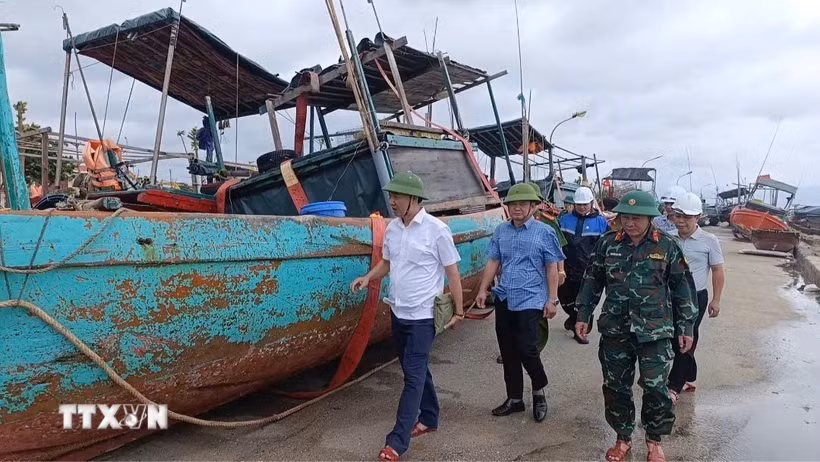 Ông Bùi Trung Tiến, Bí thư Đảng ủy Đặc khu Bạch Long Vĩ kiểm tra công tác phòng chống bão trên đảo. (Ảnh: TTXVN phát)