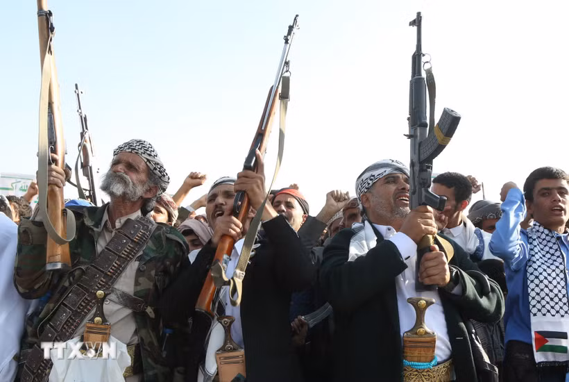 Các tay súng Houthi tại Sanaa, Yemen. (Ảnh: THX/TTXVN phát)