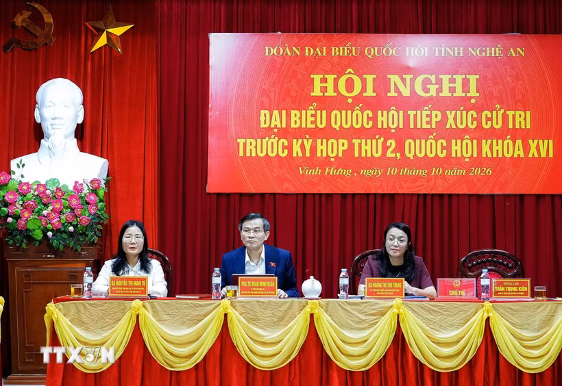 Giám đốc Học viện Chính trị Quốc gia Hồ Chí Minh Đoàn Minh Huấn cùng các Đại biểu Quốc hội tỉnh Nghệ An tiếp xúc cử tri tại phường Vinh Hưng. (Ảnh: Trịnh Duy Hưng/TTXVN)