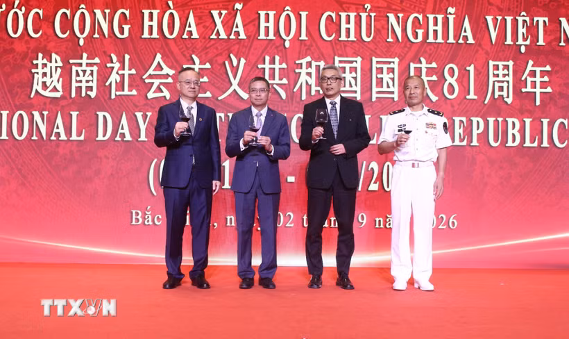 Đại sứ Việt Nam tại Trung Quốc Phạm Thanh Bình cùng đại diện các bộ, ngành Trung Quốc nâng ly chúc mừng kỷ niệm 81 năm Quốc khánh Việt Nam. (Ảnh: Hải Yến/TTXVN)