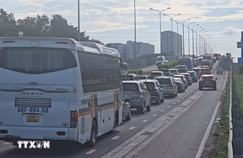 Các phương tiện nối đuôi nhau đoạn từ nút giao An Phú vào đường dẫn lên cao tốc Thành phố Hồ Chí Minh-Long Thành sáng 30/8 - ngày nghỉ lễ thứ hai của kỳ nghỉ Quốc khánh 2/9. (Ảnh: Hồng Đạt/TTXVN)