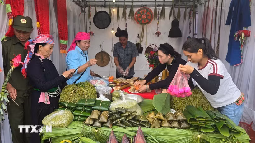 Một gian hàng trưng bày sản phẩm cốm Hợp Thành. (Ảnh: Hương Thu/TTXVN)