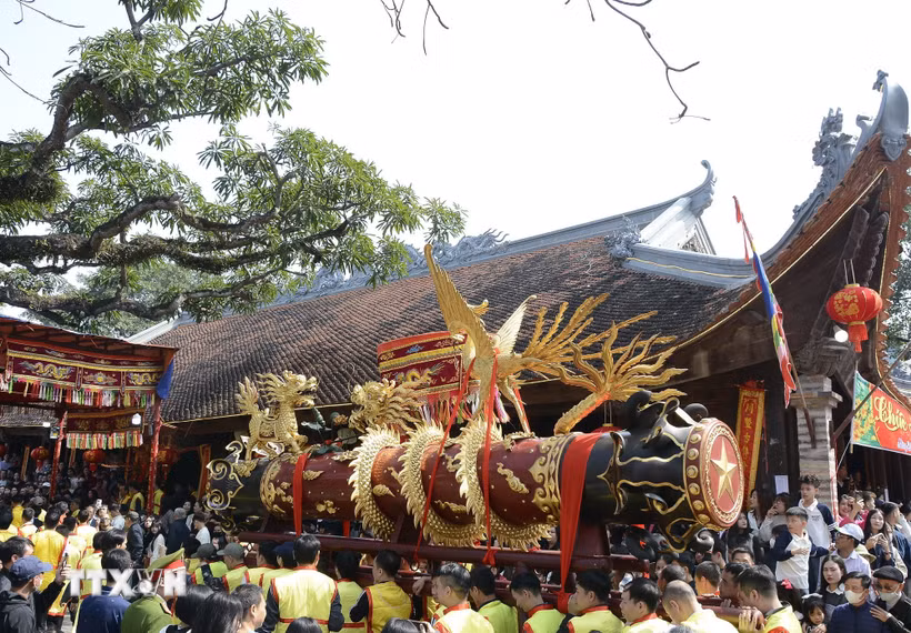 Lễ hội rước pháo Đồng Kỵ là Di sản Văn hóa Phi vật thể Quốc gia, thu hút đông đảo người dân tham gia. (Ảnh: Thanh Thương/TTXVN)